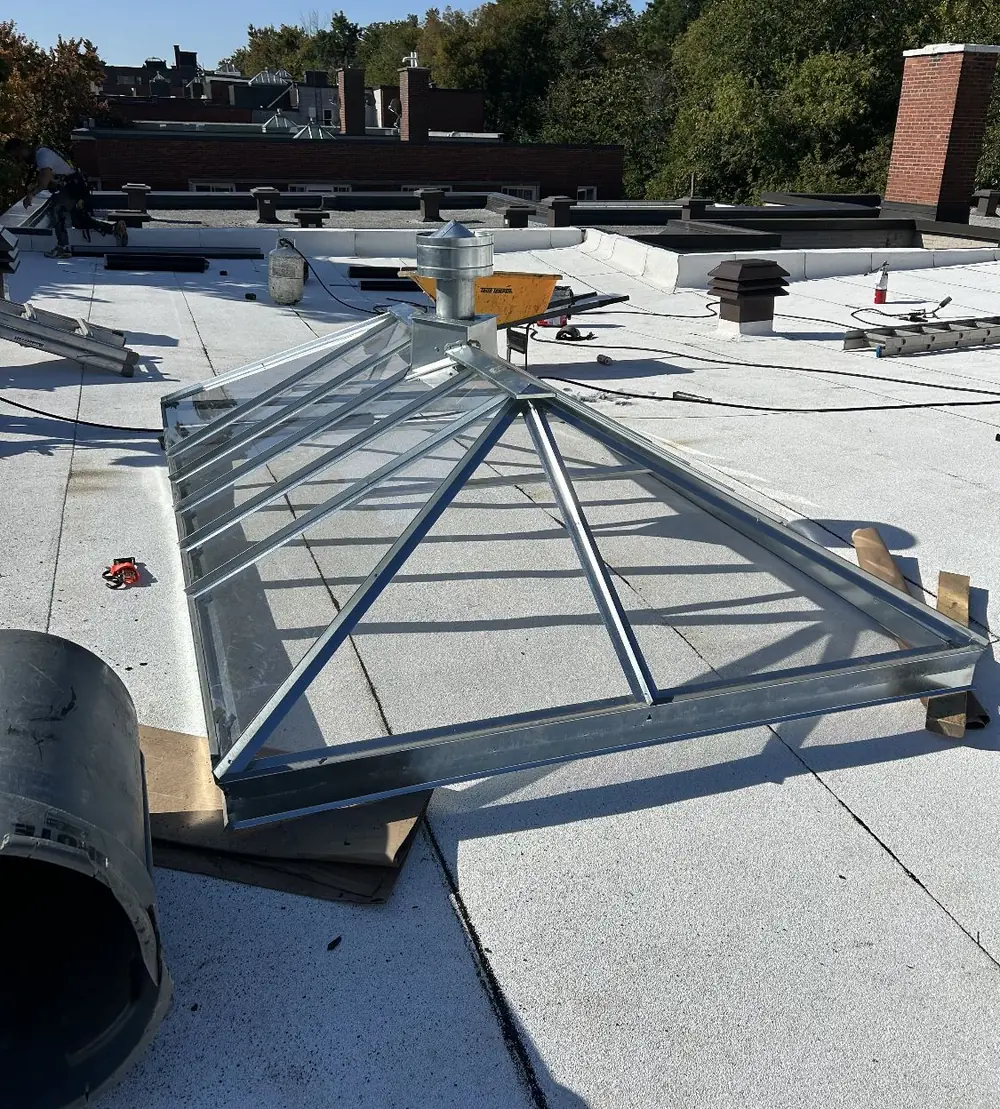 Lanterneau sur mesure installé sur une toiture, vue rapprochée