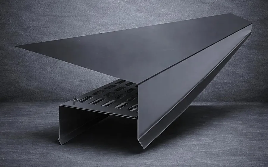 Solin de mansarde ventilé noir avec ouvertures de ventilation perforées