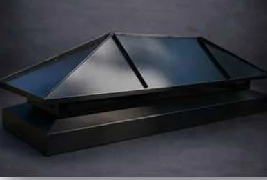 Capping de cheminée noir à toit pyramidal